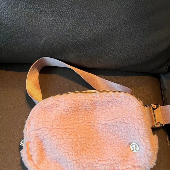 NWT/ lululemon Everywhere Belt Bag Fleece 1L, Baby Pink, brand new - Picture 1 of 4